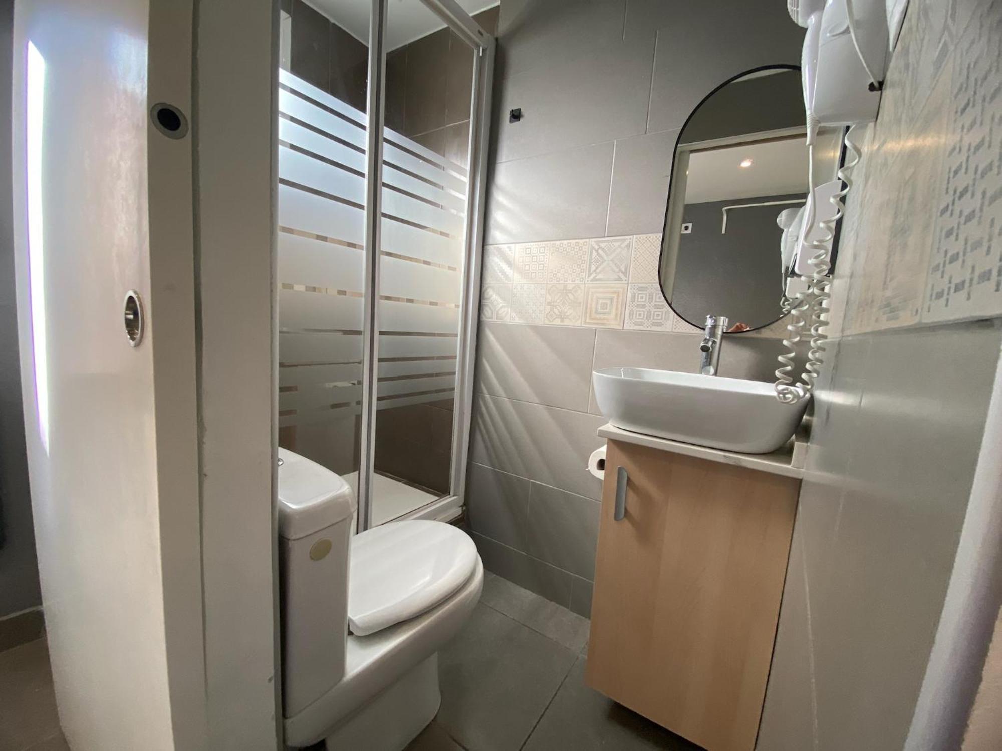 Nuevas Con Bano Privado Frente Al Metro St Mwc Barcelona-fira * L'Hospitalet de Llobregat
