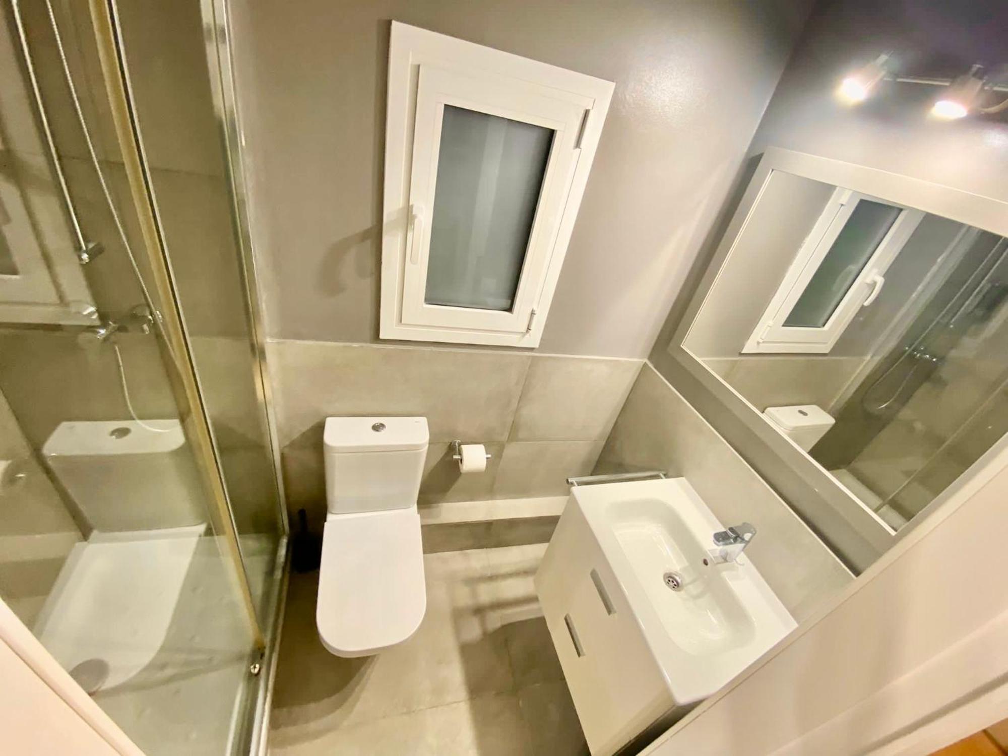 Nuevas Con Bano Privado Frente Al Metro St Mwc Barcelona-fira Apartment