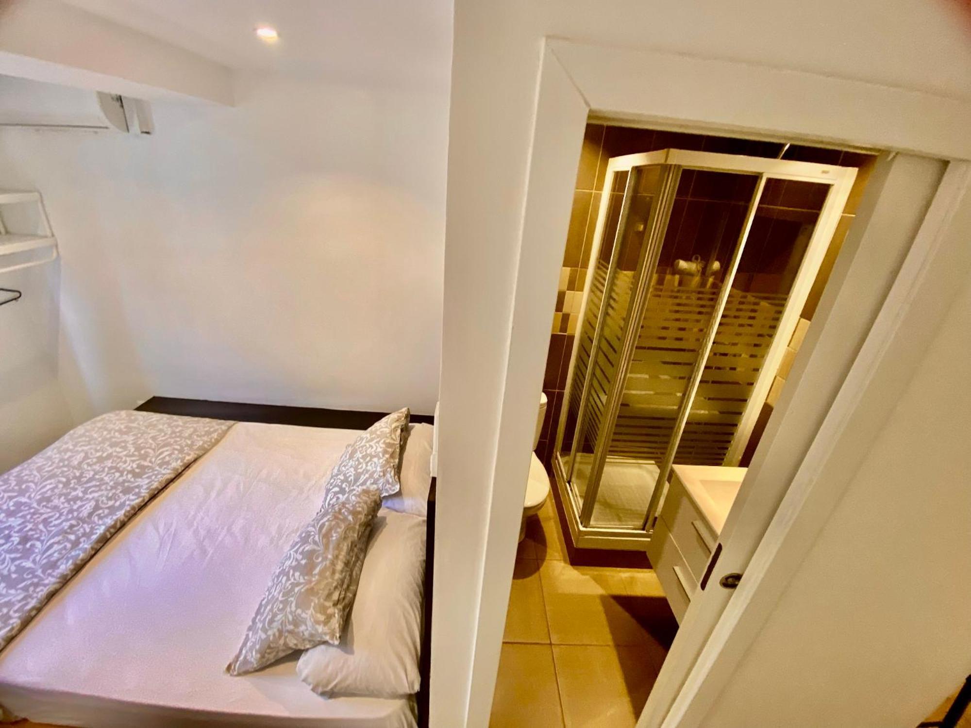 Nuevas Con Bano Privado Frente Al Metro St Mwc Barcelona-fira * L'Hospitalet de Llobregat