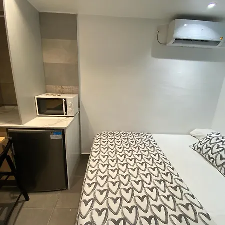 Suites Nuevas Con Bano Privado Frente Al Metro St Mwc Barcelona-Fira L'Hospitalet de Llobregat Esterno foto