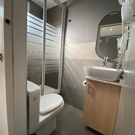 Suites Nuevas Con Bano Privado Frente Al Metro St Mwc Barcelona-Fira L'Hospitalet de Llobregat Esterno foto