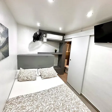Suites Nuevas Con Bano Privado Frente Al Metro St Mwc Barcelona-Fira L'Hospitalet de Llobregat Esterno foto