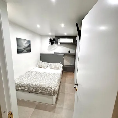 Suites Nuevas Con Bano Privado Frente Al Metro St Mwc Barcelona-Fira L'Hospitalet de Llobregat Esterno foto