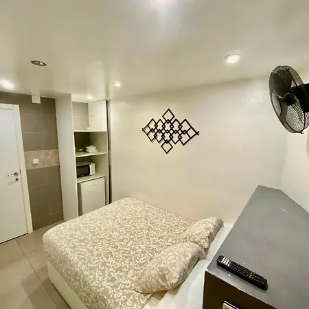 Suites Nuevas Con Bano Privado Frente Al Metro St Mwc Barcelona-Fira L'Hospitalet de Llobregat Exterior photo