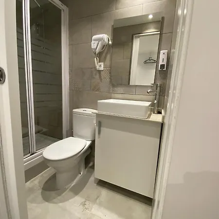 Suites Nuevas Con Bano Privado Frente Al Metro St Mwc Barcelona-Fira L'Hospitalet de Llobregat Exterior photo