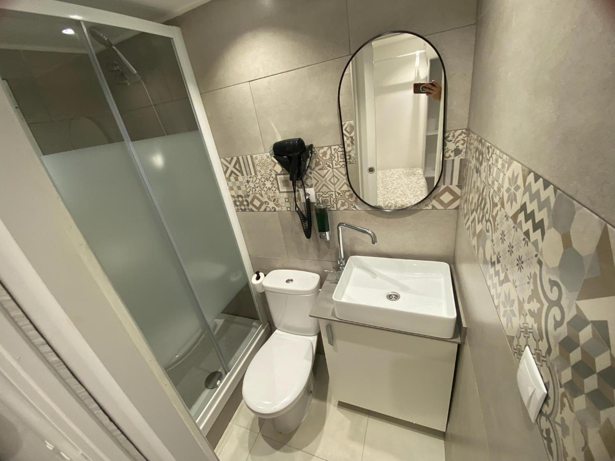 Nuevas Con Bano Privado Frente Al Metro St Mwc Barcelona-fira L'Hospitalet de Llobregat