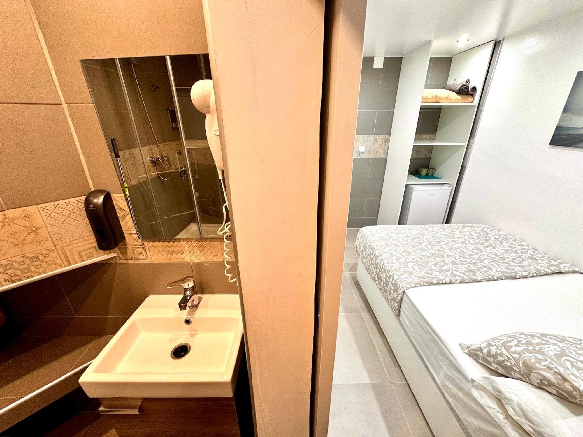 Nuevas Con Bano Privado Frente Al Metro St Mwc Barcelona-fira