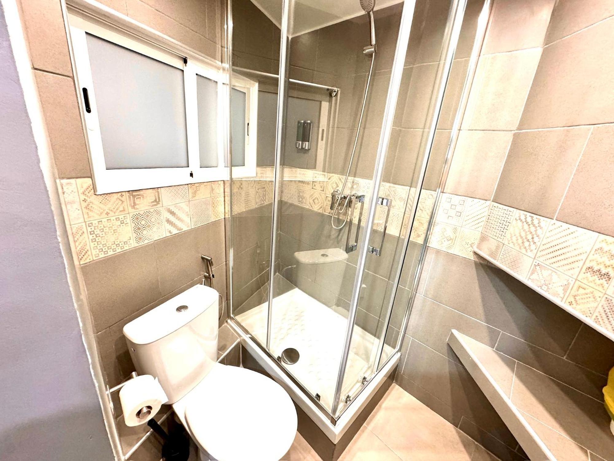 Nuevas Con Bano Privado Frente Al Metro St Mwc Barcelona-fira Apartment