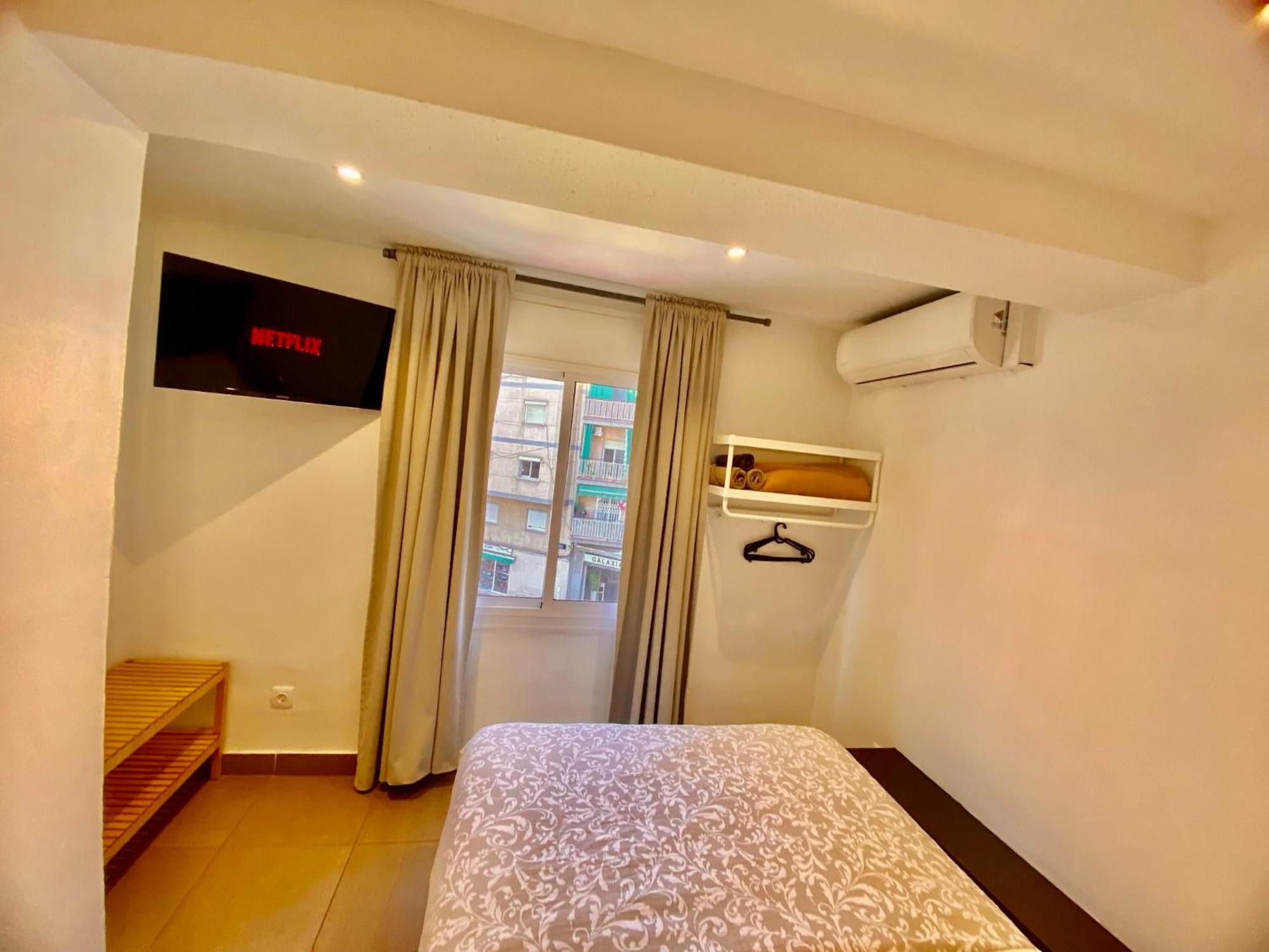 Nuevas Con Bano Privado Frente Al Metro St Mwc Barcelona-fira Apartment