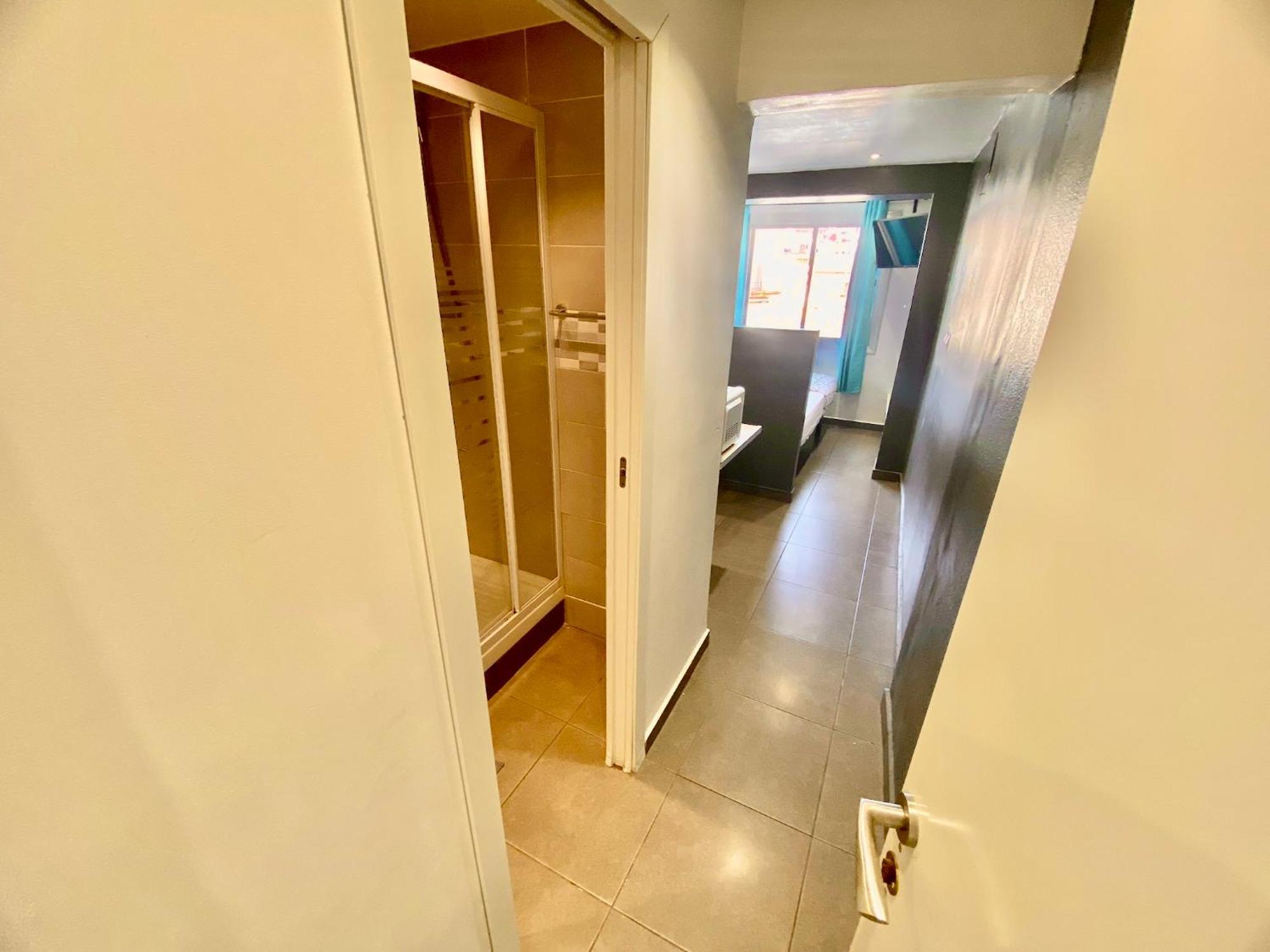 Nuevas Con Bano Privado Frente Al Metro St Mwc Barcelona-fira L’Hospitalet de Llobregat
