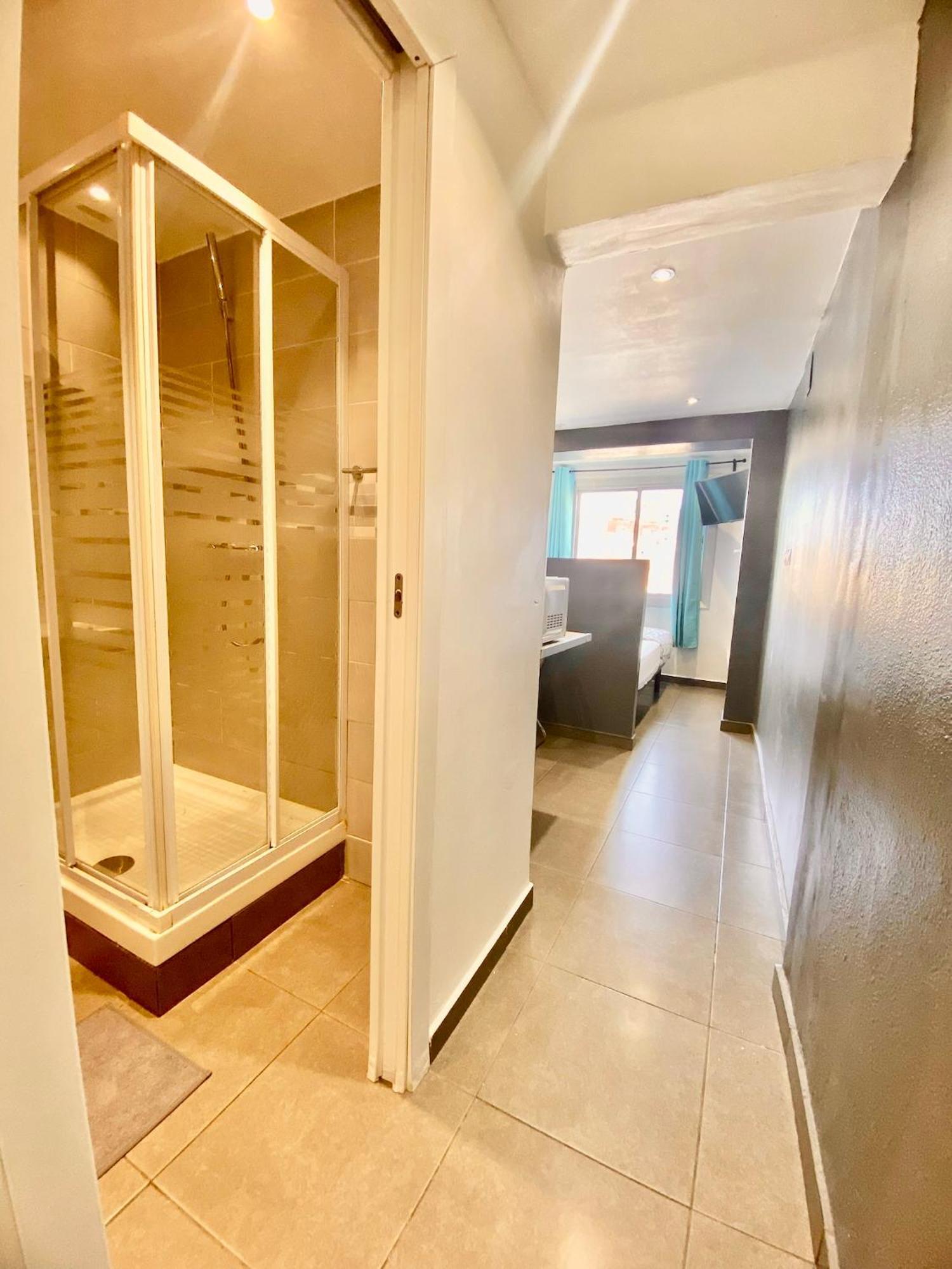 Nuevas Con Bano Privado Frente Al Metro St Mwc Barcelona-fira Apartamento