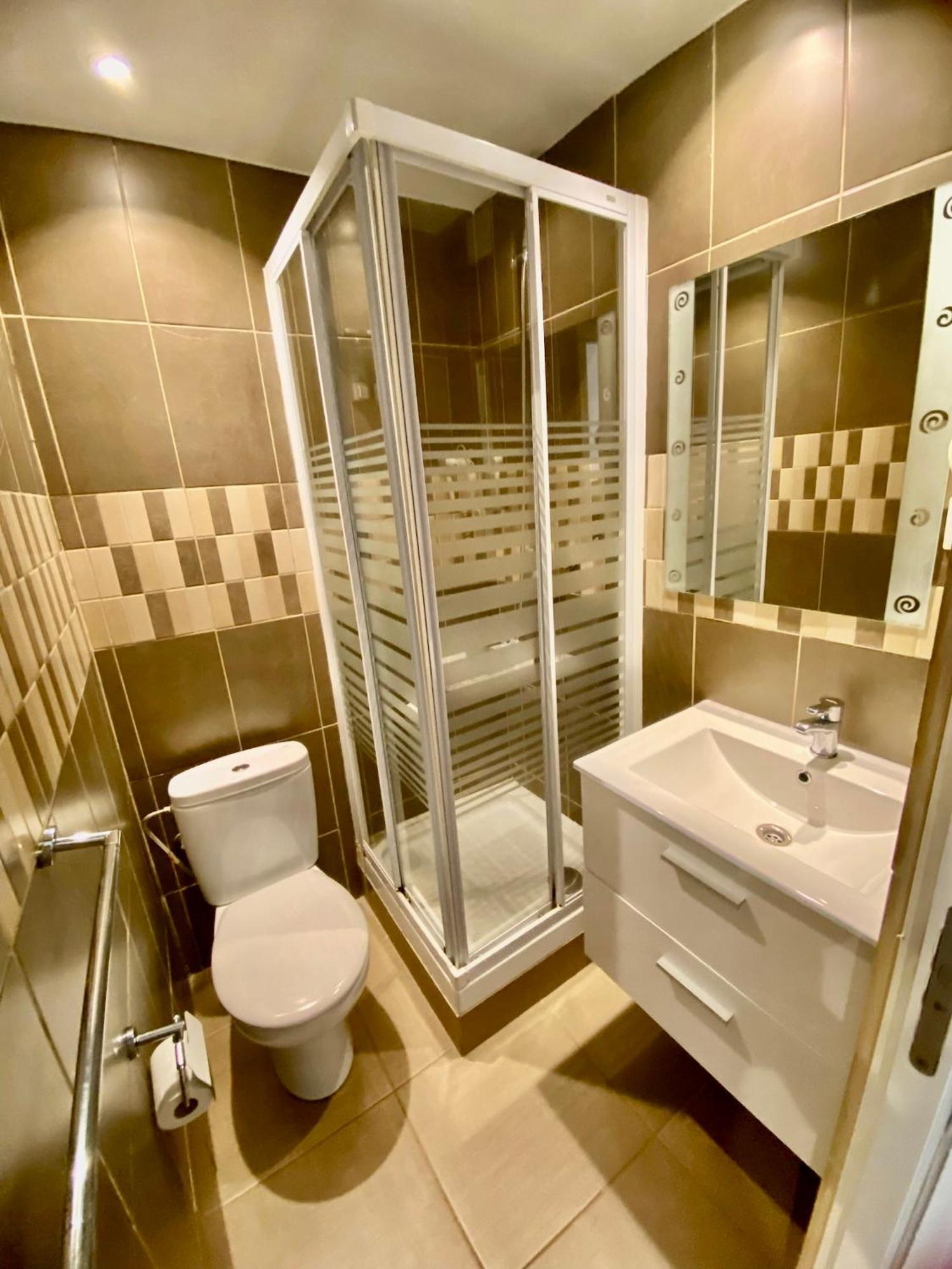 Nuevas Con Bano Privado Frente Al Metro St Mwc Barcelona-fira Apartment