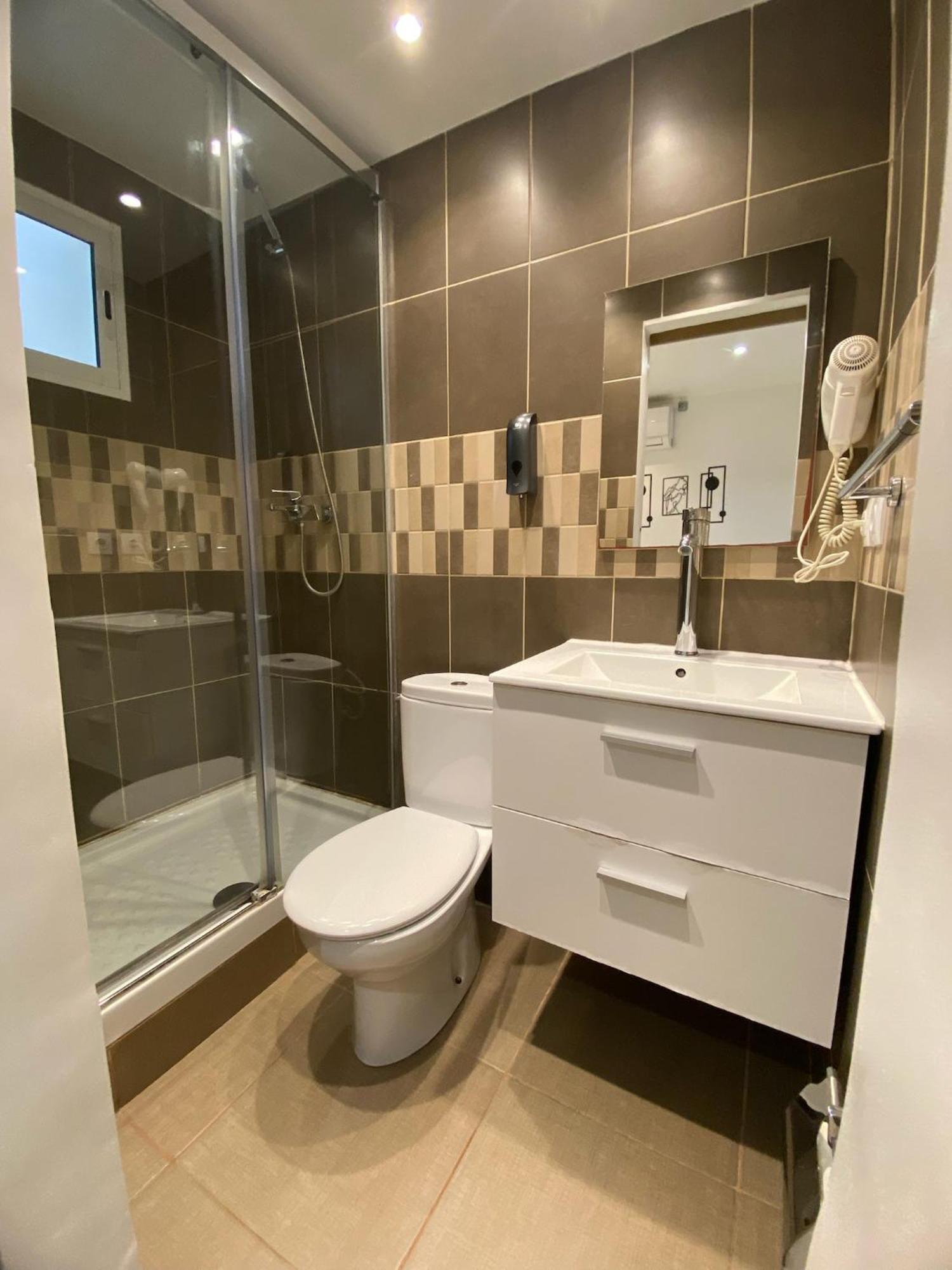 Nuevas Con Bano Privado Frente Al Metro St Mwc Barcelona-fira Apartment *