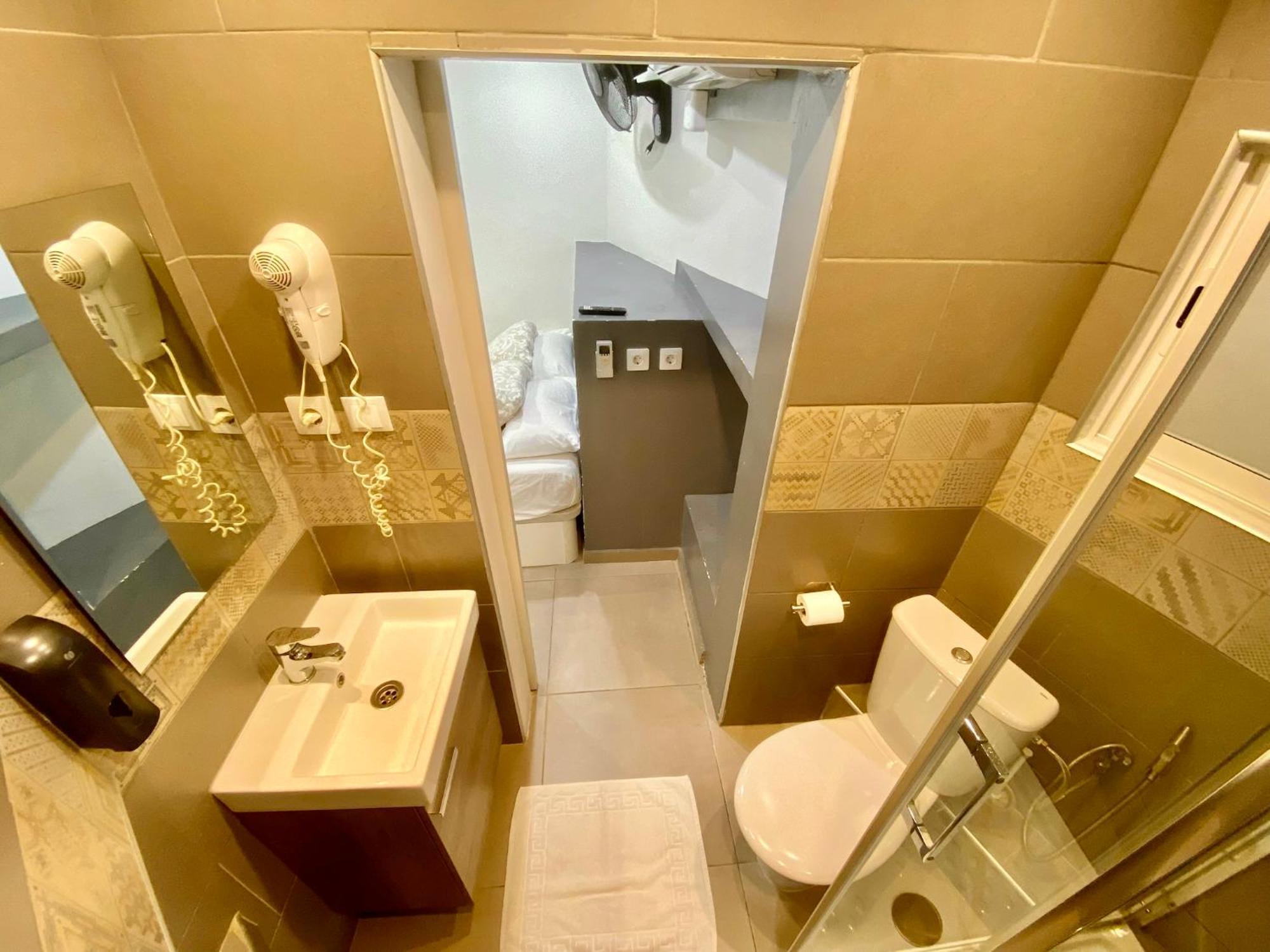 Nuevas Con Bano Privado Frente Al Metro St Mwc Barcelona-fira L'Hospitalet de Llobregat