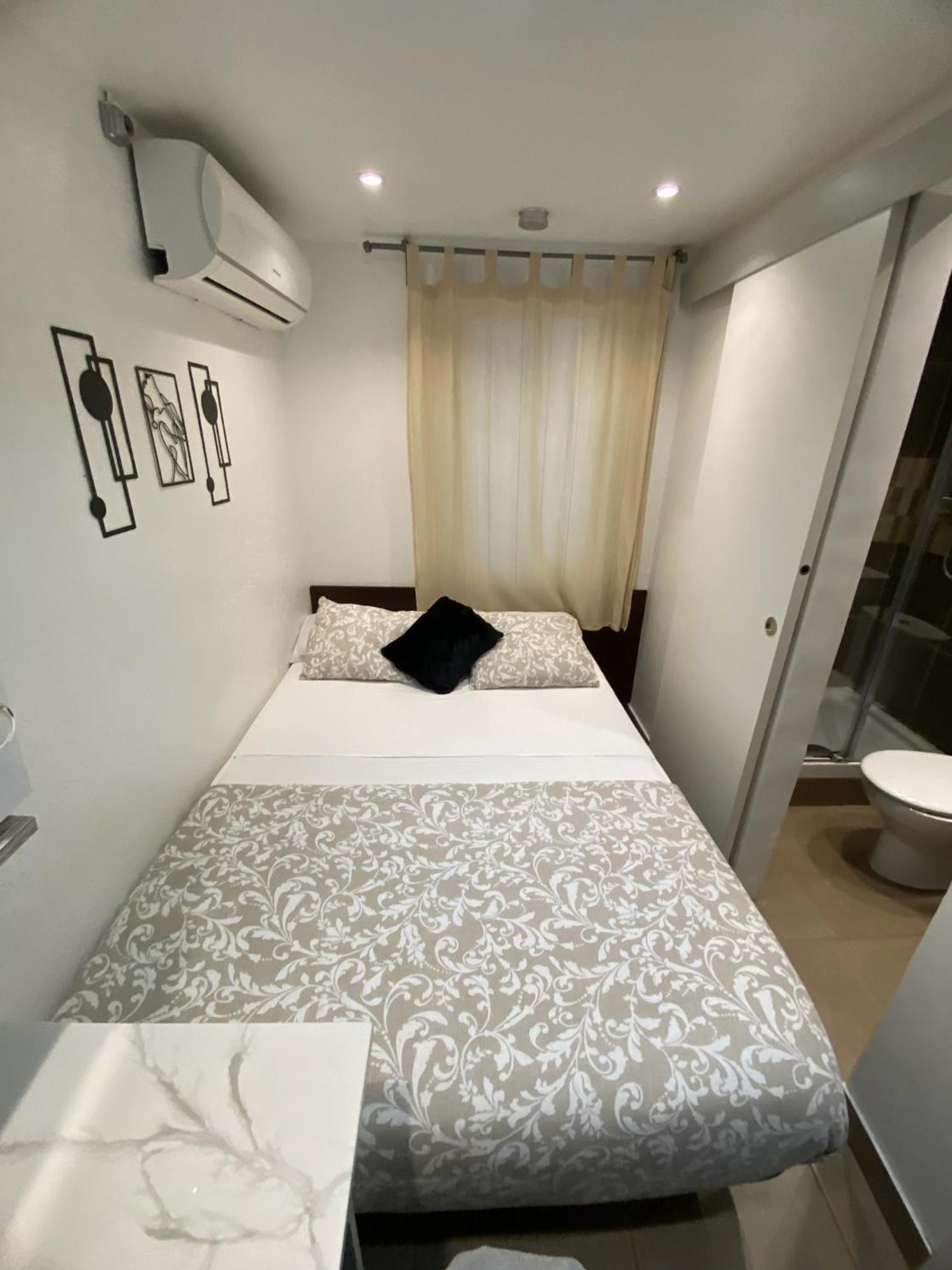Nuevas Con Bano Privado Frente Al Metro St Mwc Barcelona-fira * L'Hospitalet de Llobregat